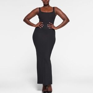 skims bodycon tank maxi dress | Dresses | Skims Body Long Slip hugging fit Pockets:SIDE POCKET Size:9 1/2 Wide In the Loop Off Skims soft lounge dress